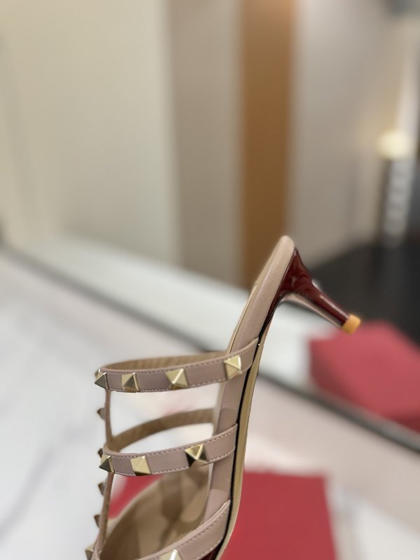 발렌티노 스터드 족한 코 페이턴트 슬리퍼 001-252813