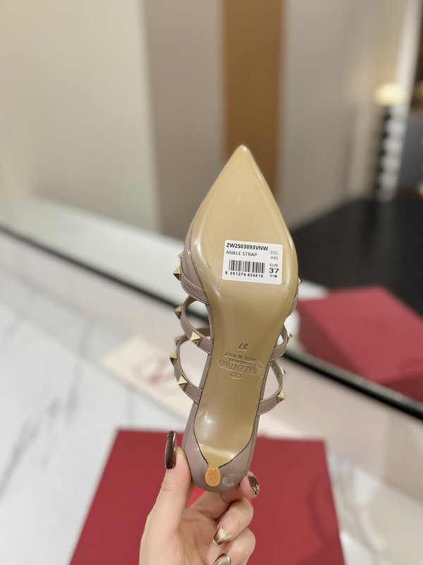 발렌티노 리벳 포인트 에나멜 슬리퍼 001-252816