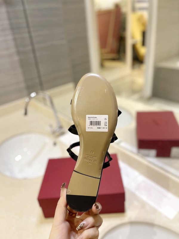 발렌티노 클래식 왕자 로고 샌들 001-252819