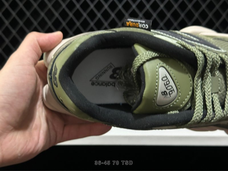 뉴발란스 NB9060 빈티지 러닝화 001-253644