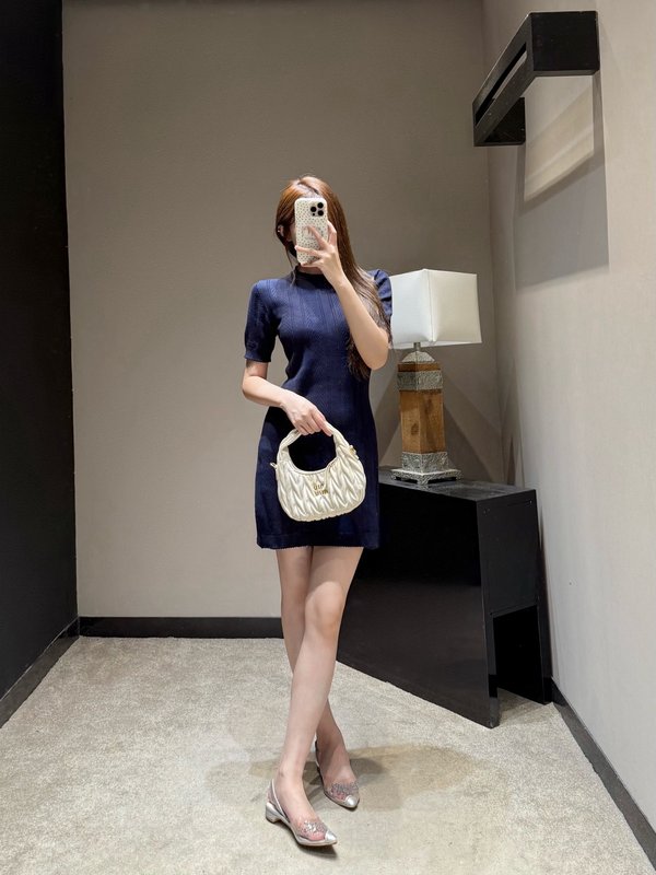 네이비 세로 무늬 니트 라운드 숏슬리브 원피스 001-255570