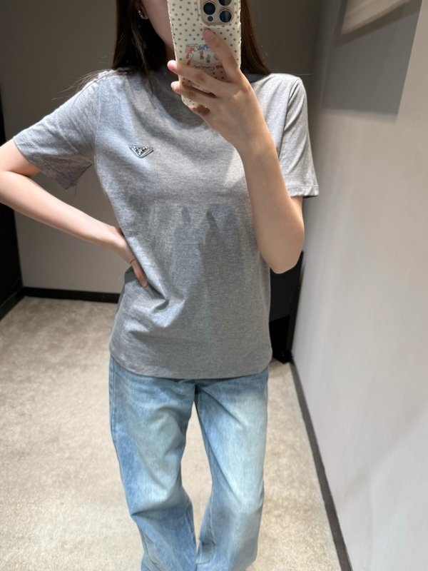 프라다 그레이 메탈 로고 반팔 티셔츠 001-255577