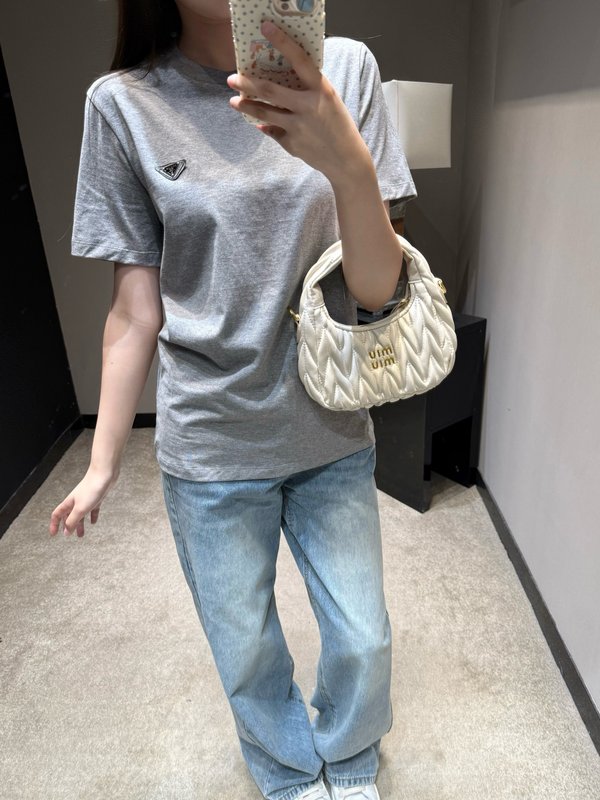 프라다 그레이 메탈 로고 반팔 티셔츠 001-255577