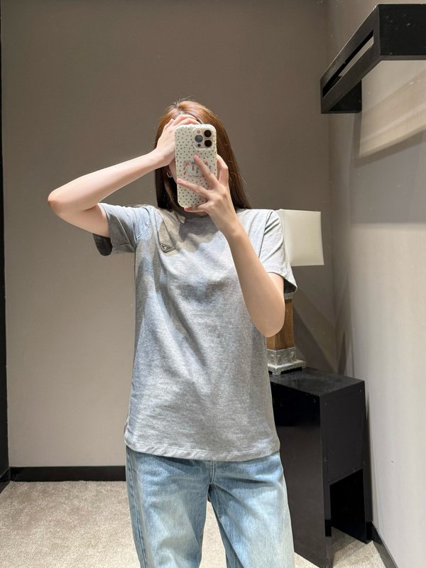 프라다 그레이 메탈 로고 반팔 티셔츠 001-255577