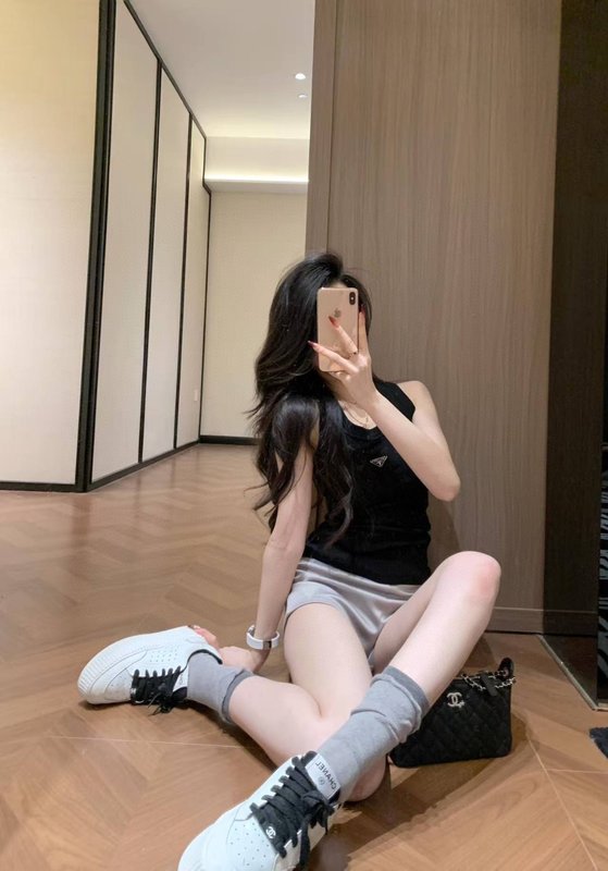 프라다 클래식 역삼각 로고 리브 조끼 001-255590