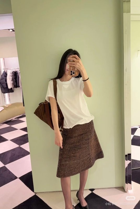 프라다 입체 엠블럼 와이어 본조형 반팔 티셔츠 001-255997