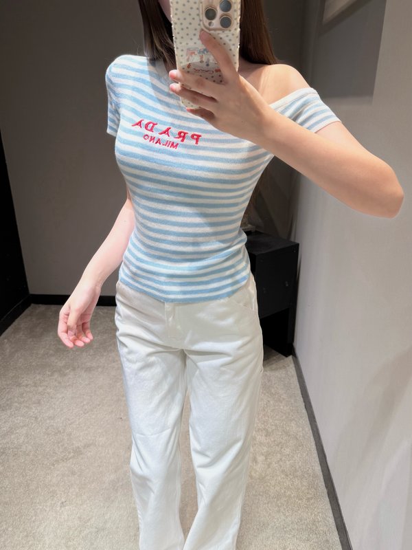 프라다 비대칭 숄더 스트라이프 니트 티셔츠 001-256089
