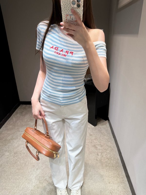 프라다 비대칭 숄더 스트라이프 니트 티셔츠 001-256089