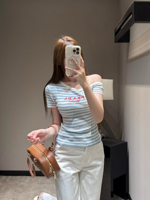 프라다 비대칭 숄더 스트라이프 니트 티셔츠 001-256089