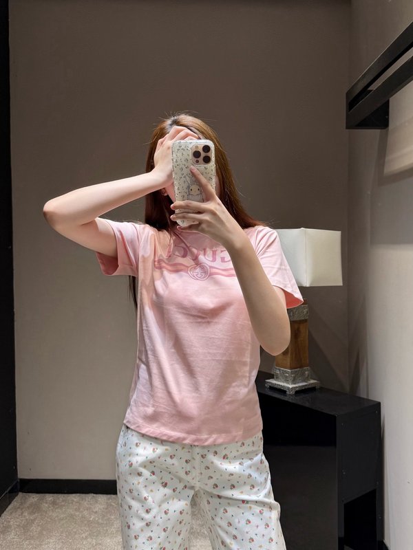 사쿠라 핑크 더블 G 프린트 루즈 숄더 티셔츠 001-256269