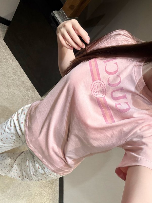 사쿠라 핑크 더블 G 프린트 루즈 숄더 티셔츠 001-256269