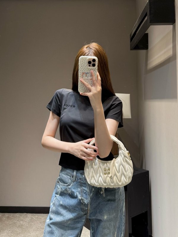 구찌 클래식 로고 자수 숏슬리브 티셔츠 001-256379