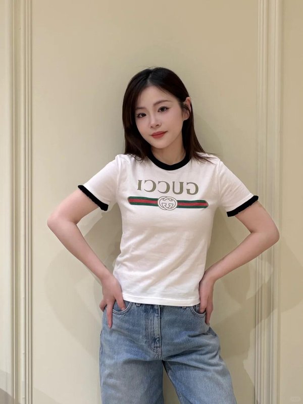 로고 프린트 러플 반팔 티셔츠 001-256390