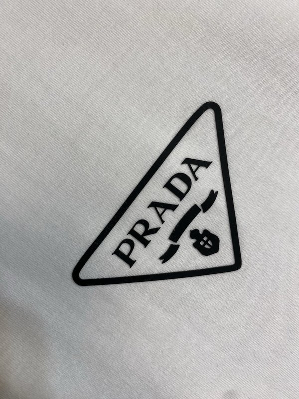 프라다 로고 프린트 라운드넥 반팔 티셔츠 001-256519
