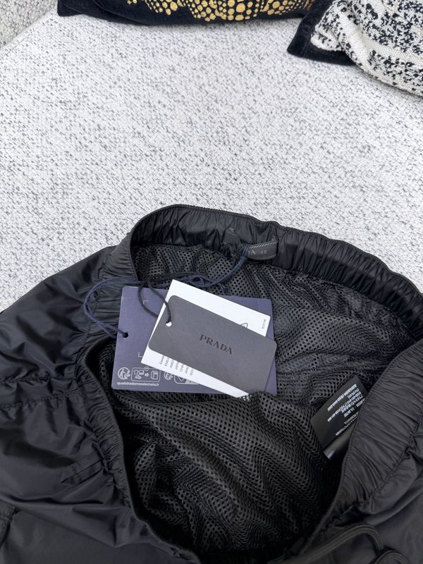 프라다 재생 나일론 카고 쇼츠 001-256616