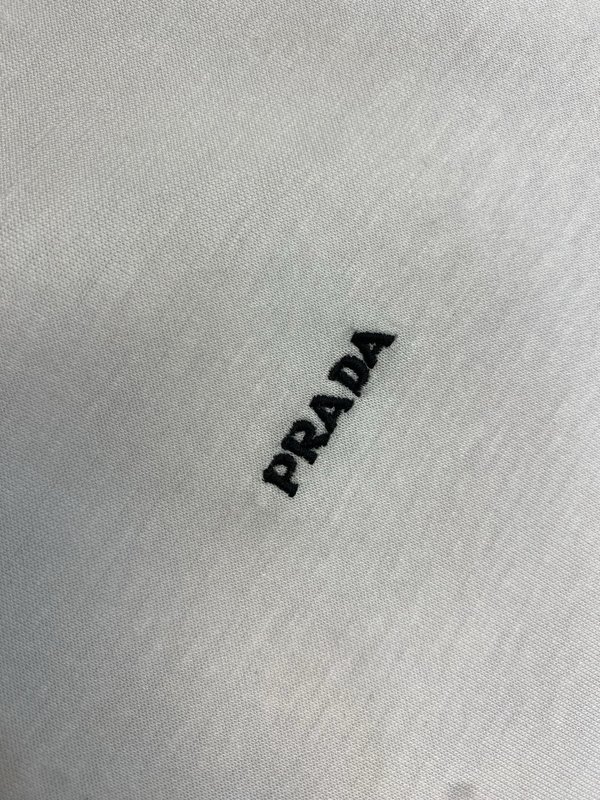 프라다 로고 자수 반팔 티셔츠 001-256670