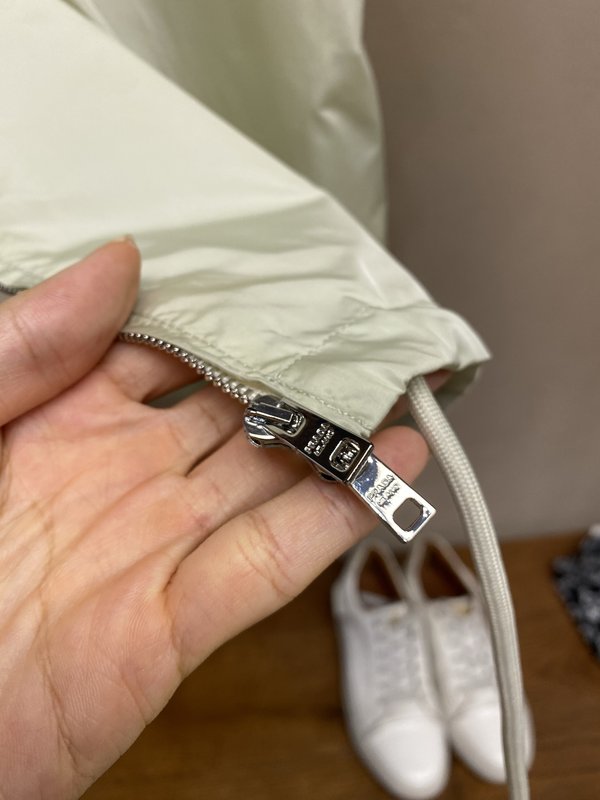 프라다 트라이앵글 로고 더블 레이어 나일론 반팔 셔츠 001-256674