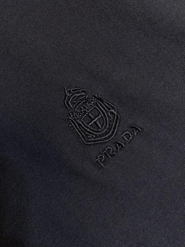 프라다 엠블럼 자수 라운드넥 반팔 티셔츠 001-256698