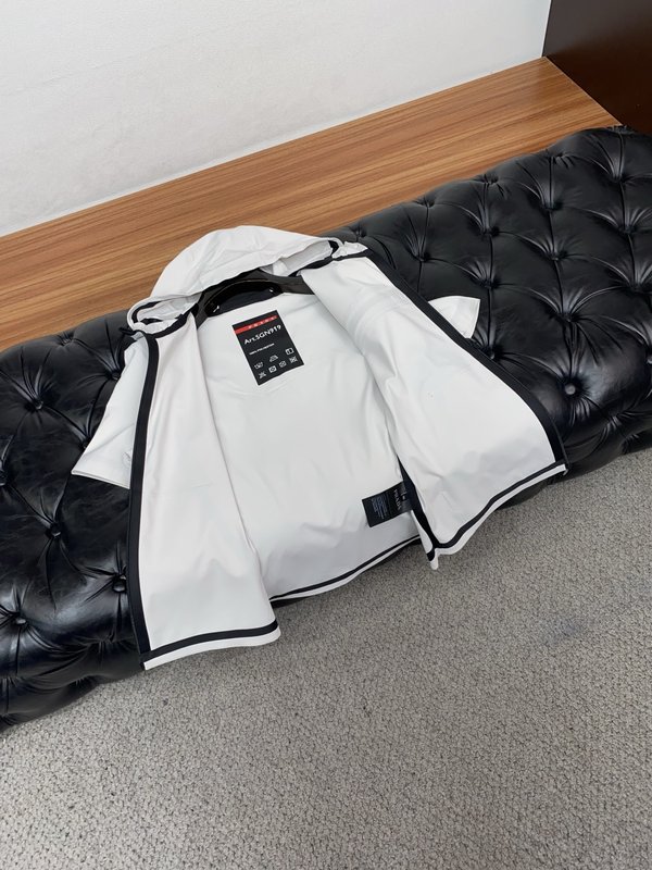 프라다 레드스트라이프 속건 지퍼 반팔 자켓 001-256720