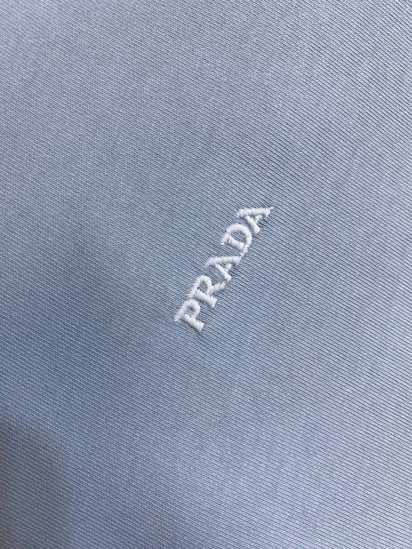 프라다 스몰 로고 자수 코튼 반팔 티셔츠 001-256733