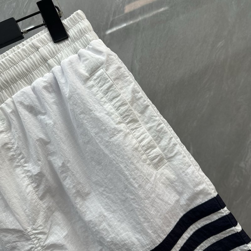 톰브라운 4 바 스트라이프 속건 비치 쇼츠 001-258739