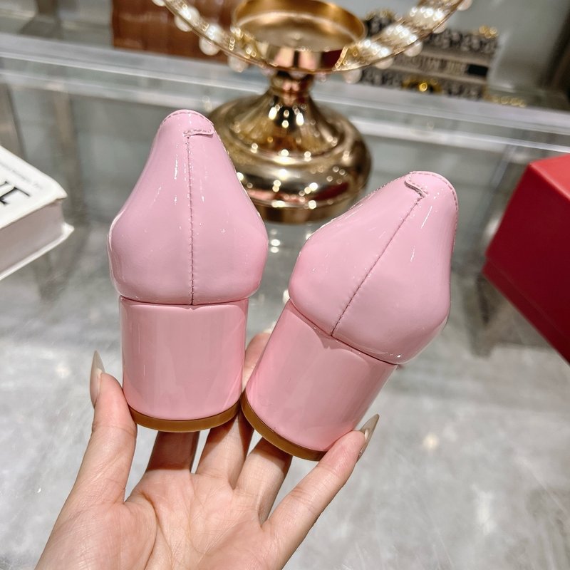 초봄 신상 스퀘어 버클 로우힐 에나멜 펌프스 001-258901