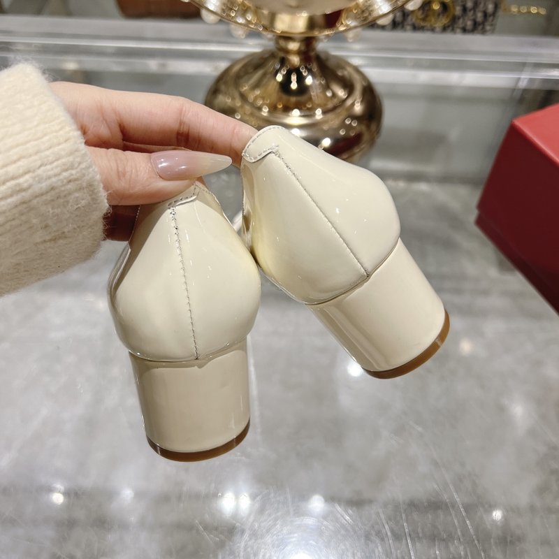 봄 신상 스퀘어 버클 로힐 에나멜 슈즈 001-258911