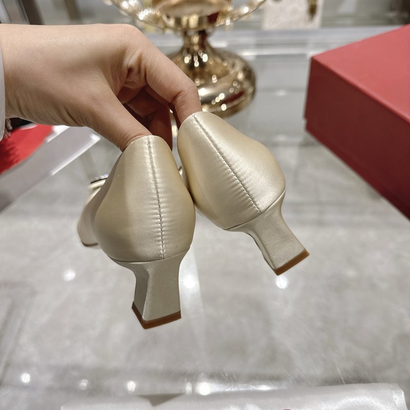 로저 비비에 실크 새틴 다이아몬드 버클 하이힐 001-258940