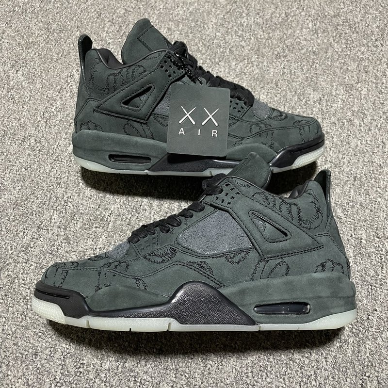 KAWS 콜라보 AJ4 블랙 스웨이드 남성 농구화 001-259443