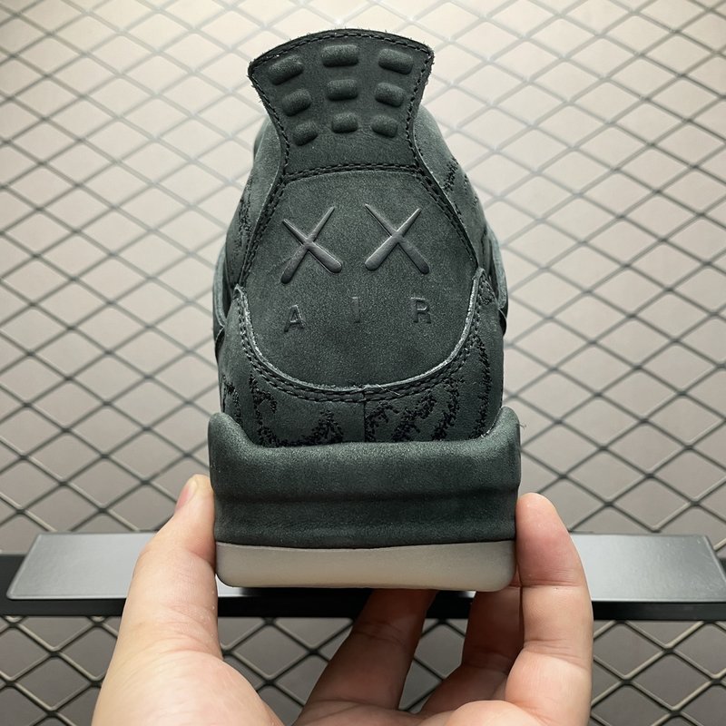 KAWS 콜라보 AJ4 블랙 스웨이드 남성 농구화 001-259443