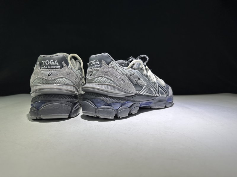 아식스 GEL-CUMULUS 16 두꺼운 밑창 캐주얼 001-260046