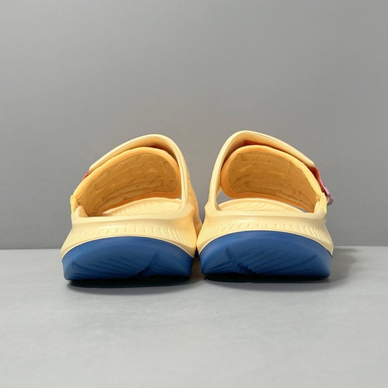 HOKA ORA Luxe 가벼운 쿠션 슬립온 샌들 001-260240