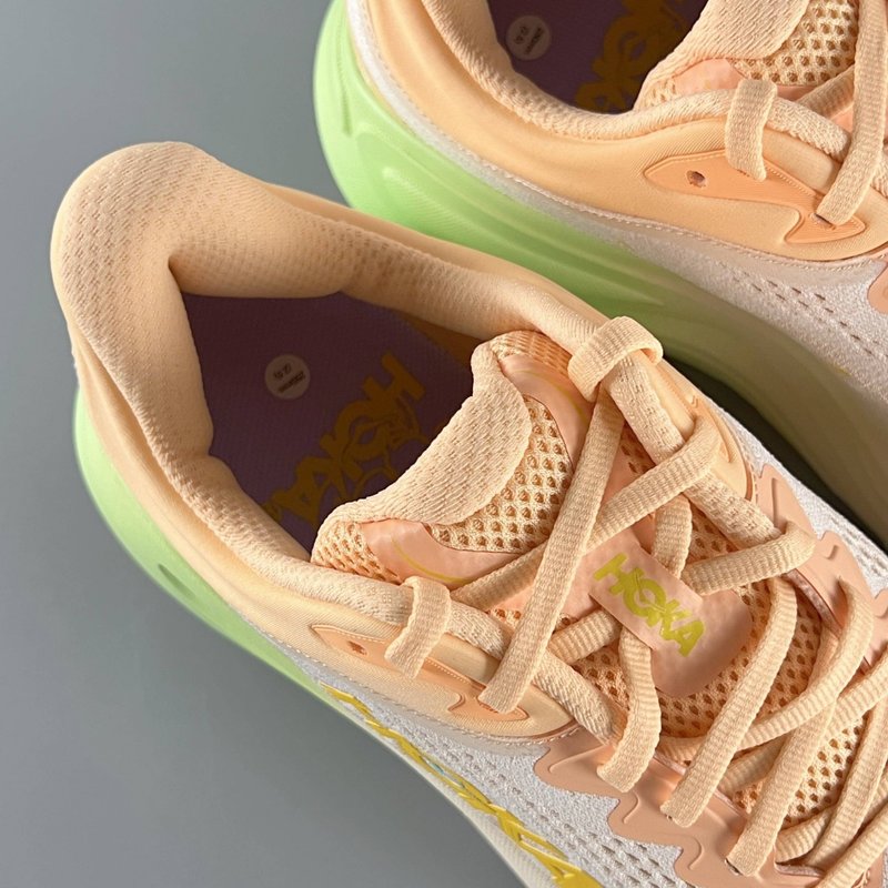 HOKA 본디 9 시리즈 로우탑 러닝화 001-260245