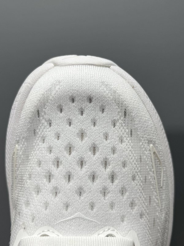 HOKA 클리프톤 9 화이트 로우탑 러닝화 001-260257