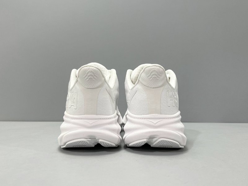 HOKA 클리프톤 9 화이트 로우탑 러닝화 001-260257