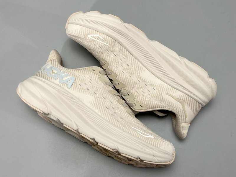 HOKA 클리프톤 9 로우탑 러닝화 001-260259