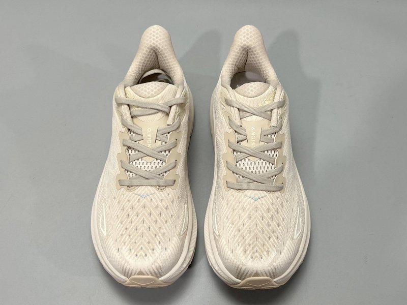 HOKA 클리프톤 9 로우탑 러닝화 001-260259