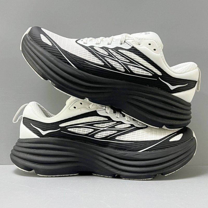 HOKA 본디 8 콜라보 블랙 화이트 러닝화 001-260337