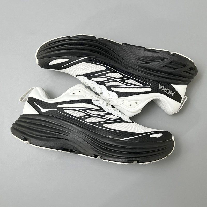 HOKA 본디 8 콜라보 블랙 화이트 러닝화 001-260337