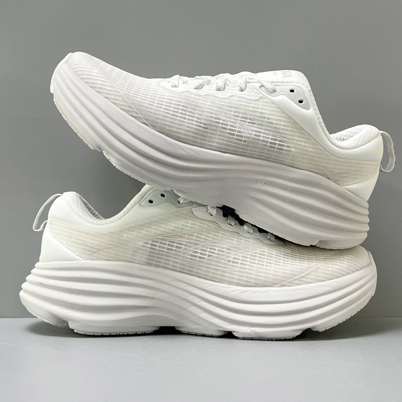 HOKA 본디 8 콜라보 화이트 러닝화 001-260338