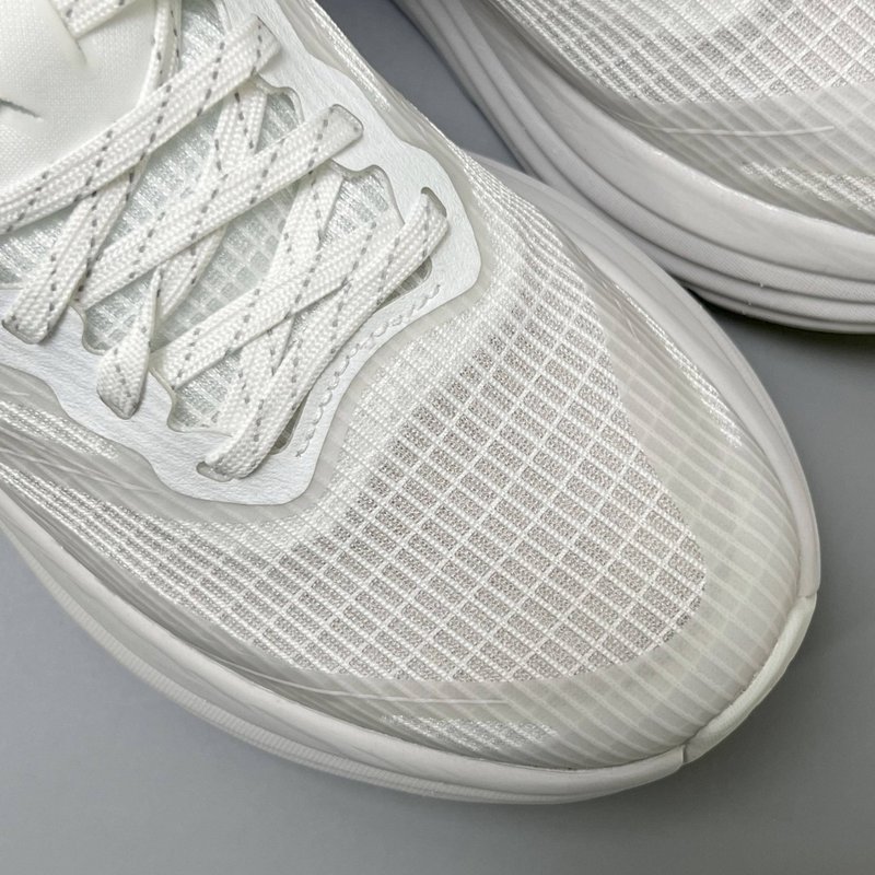 HOKA 본디 8 콜라보 화이트 러닝화 001-260338