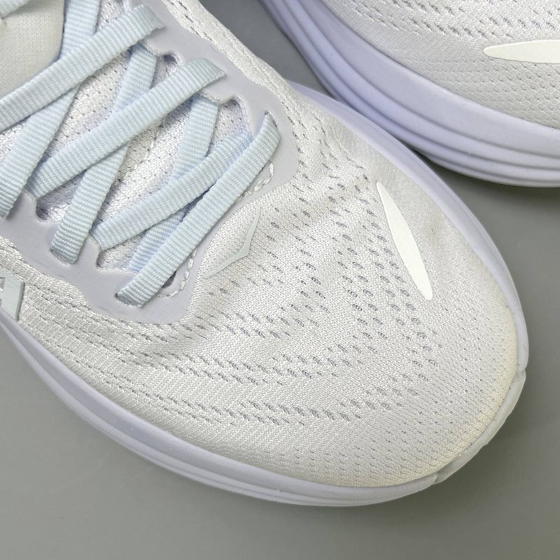 HOKA 본디 8 와이드 쿠션 러닝화 001-260413