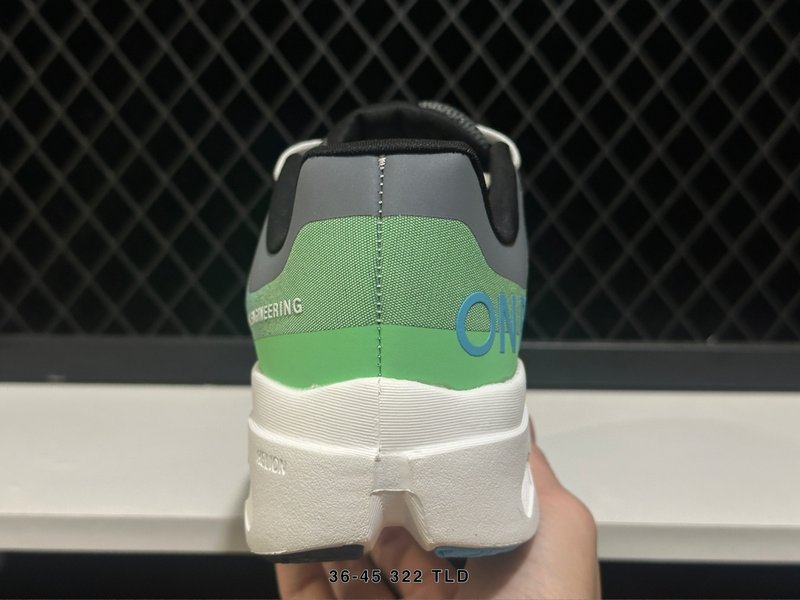 온 클라우드서퍼 넥스트 로우탑 러닝화 001-260536