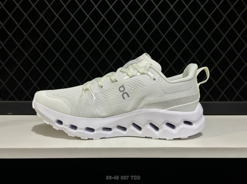 온 클라우드서퍼 트레일 로우탑 러닝화 001-261136