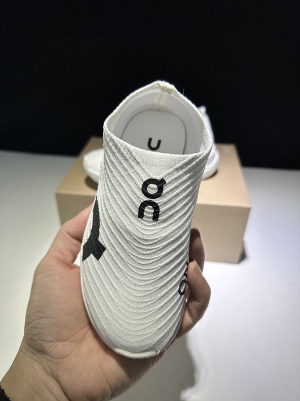 온 클라우드붐 스트라이크 키즈 러닝화 001-261143