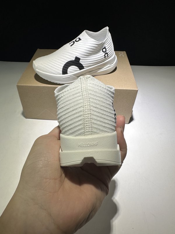온 클라우드붐 스트라이크 키즈 러닝화 001-261143