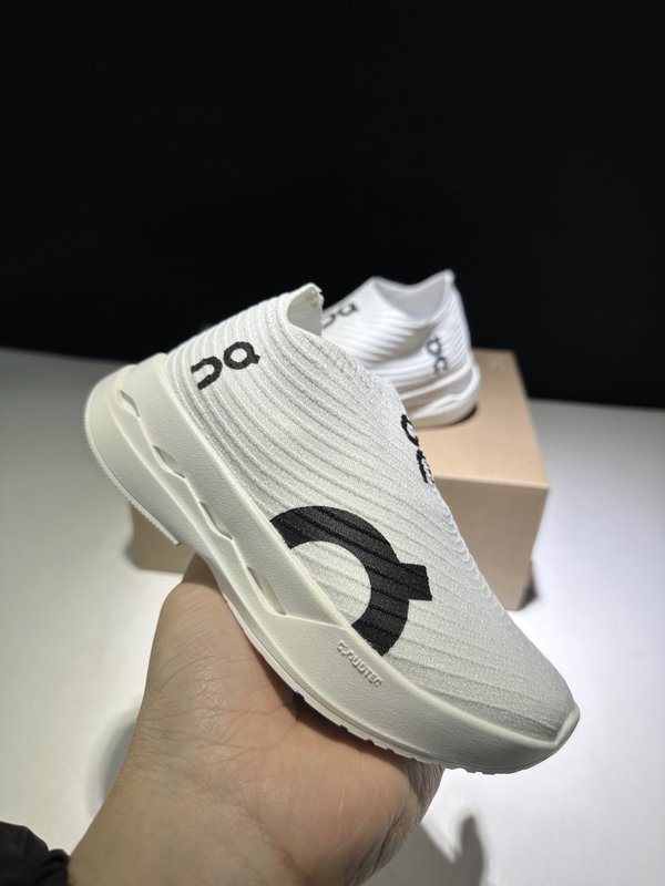 온 클라우드붐 스트라이크 키즈 러닝화 001-261143