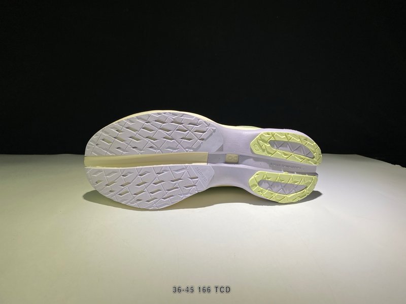 온 클라우드몬스터 3 레트로 러닝화 001-261260