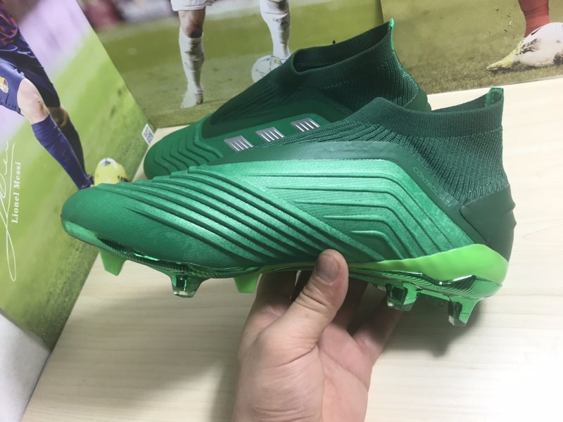 아디다스 프레데터 하이톱 축구화 001-261332