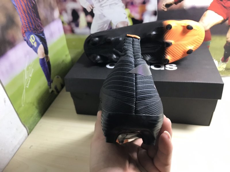 아디다스 블랙 오렌지 끈 없는 하이탑 축구화 001-261555